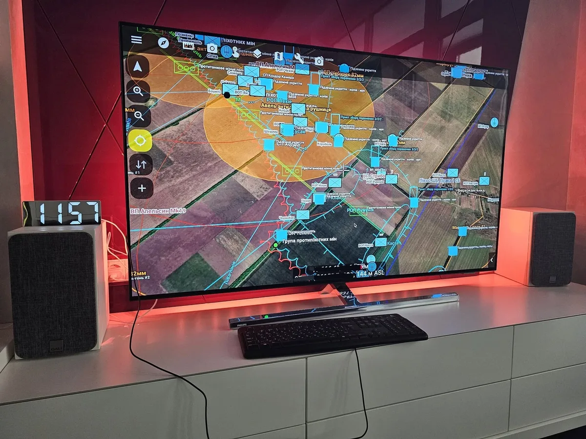 ComBat 4 situational-awareness map on a large screen
