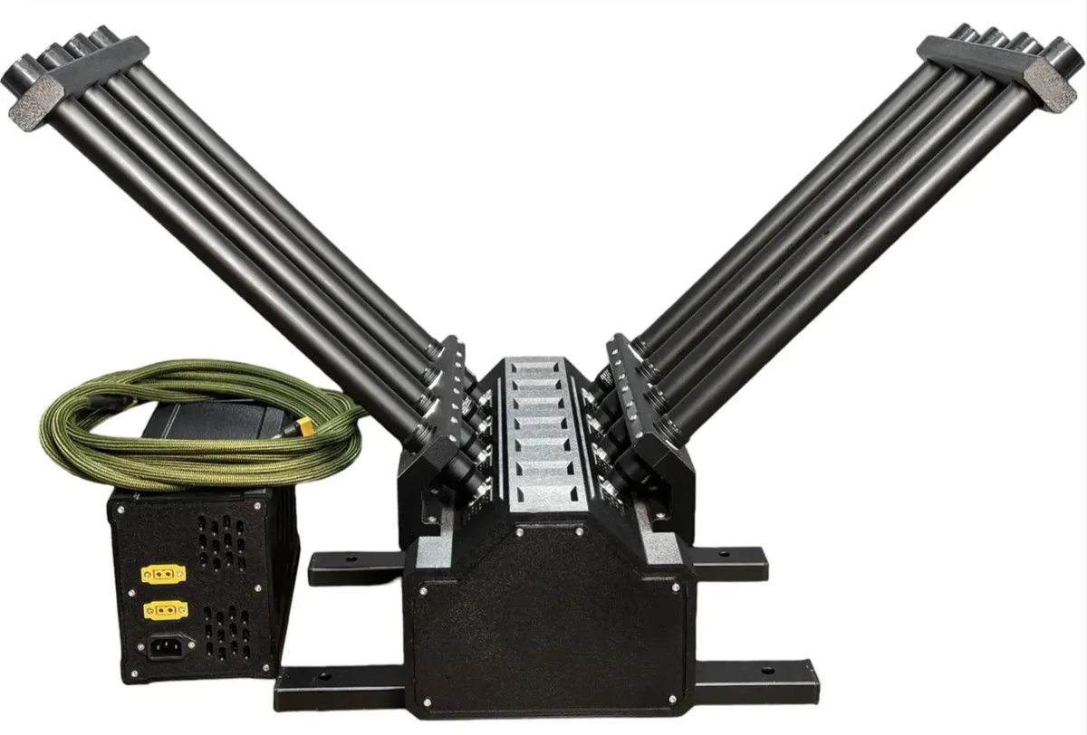 MAHAON jammer with two V-shaped antenna arrays and a power unit