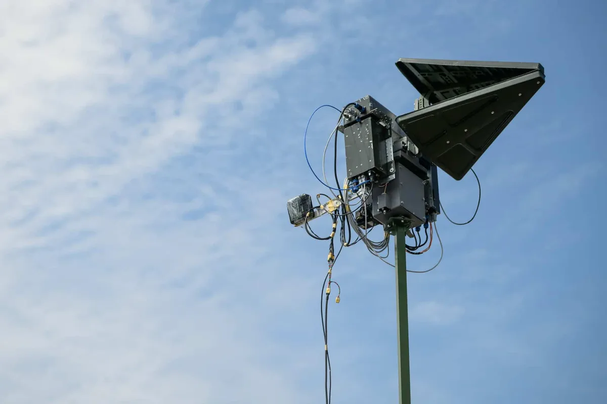 Vikha directional jammer with antenna panels on a mast